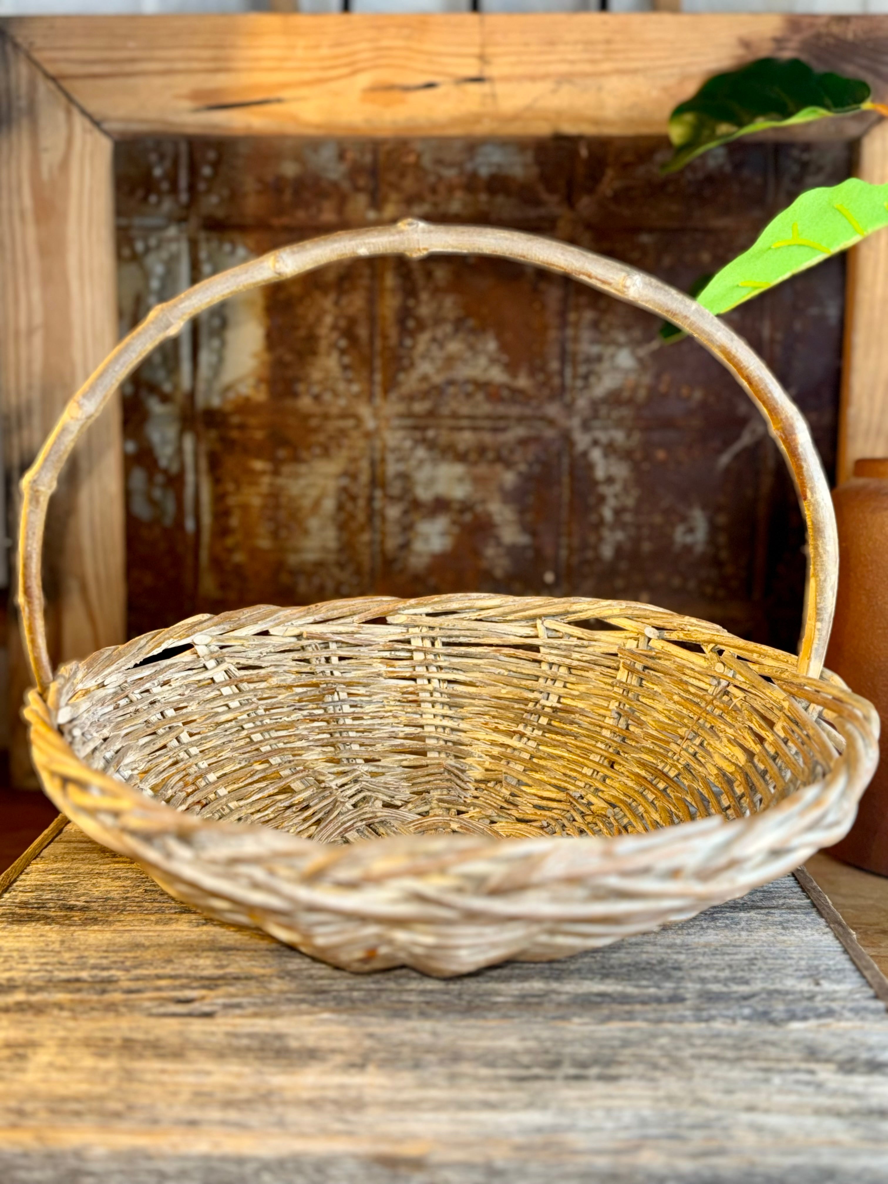 Round Basket with Handle