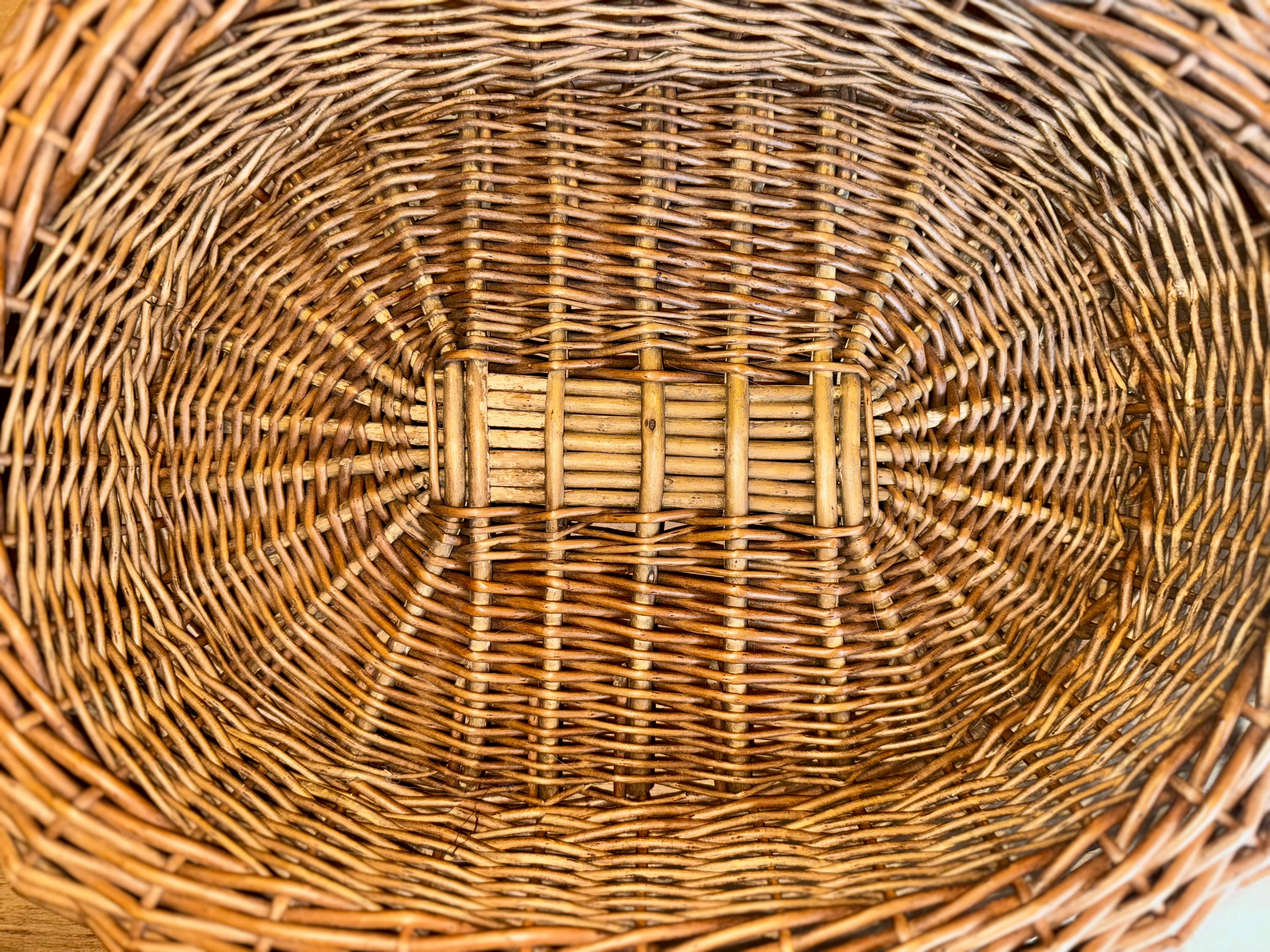 Vintage Wicker Pet Bed – Handwoven Oval Basket Dog/Cat Bed