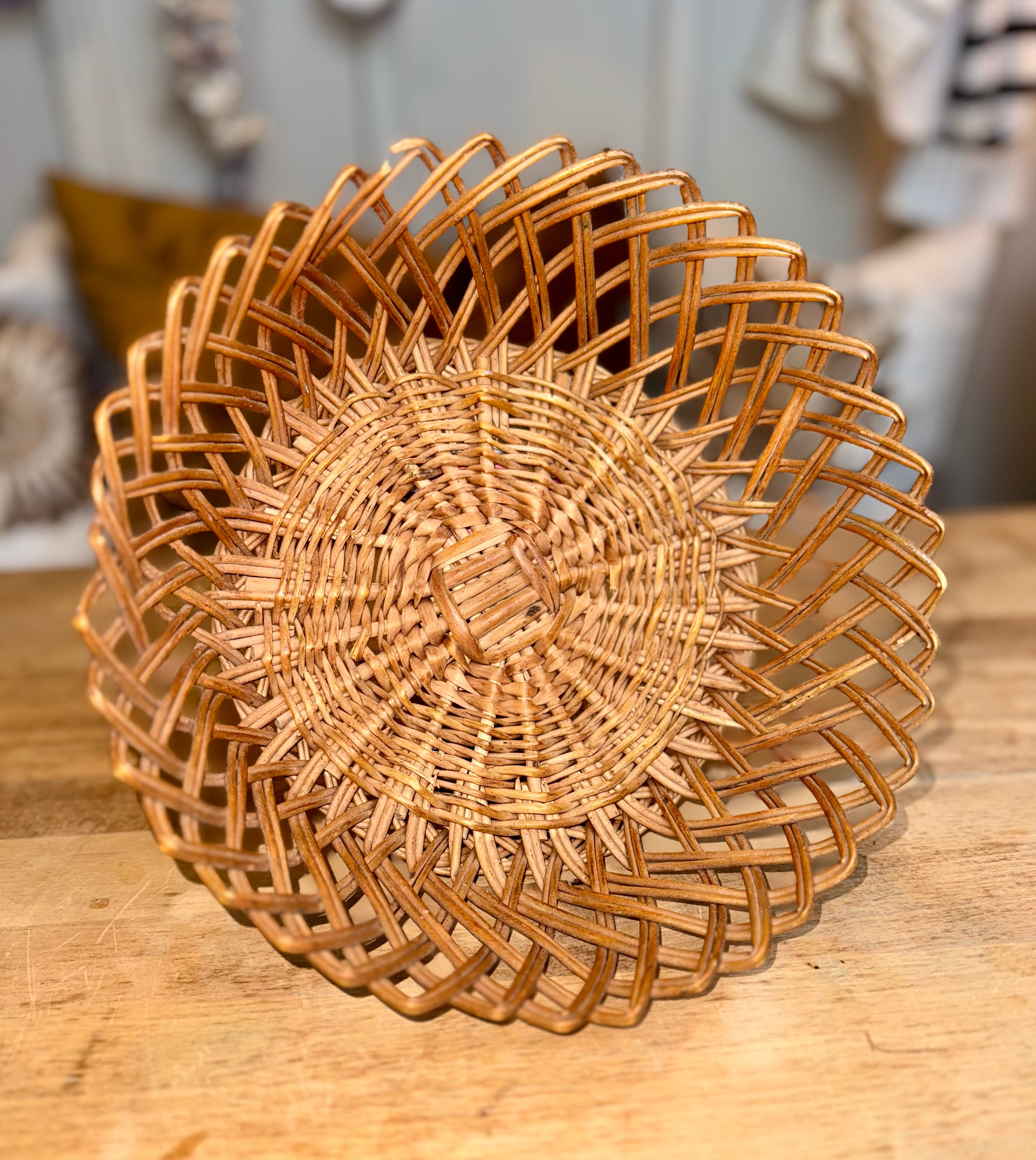 Handwoven Round Wicker Basket – Natural Decorative Storage Bowl