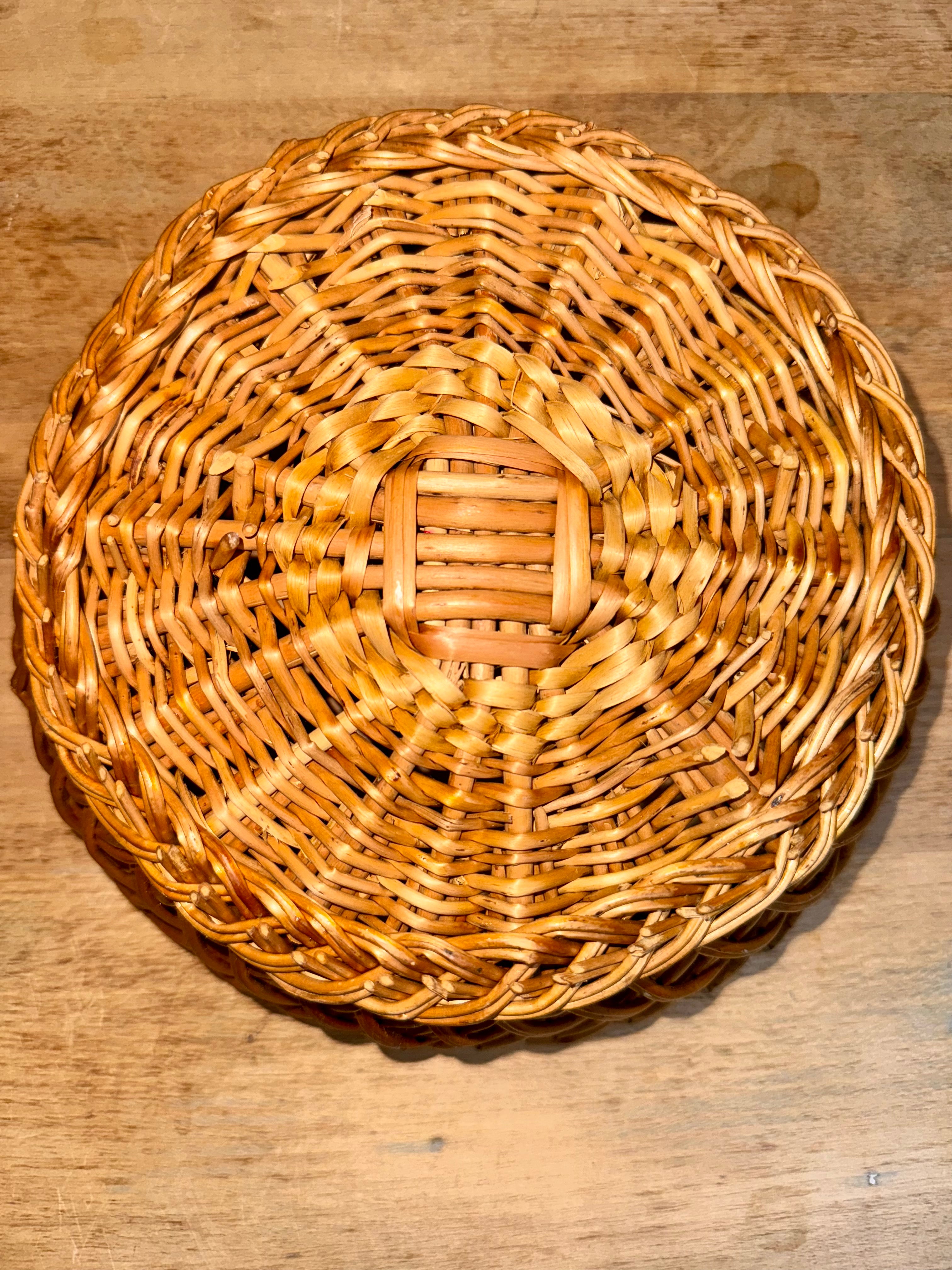 Handwoven Round Wicker Basket – Natural Decorative Storage Bowl