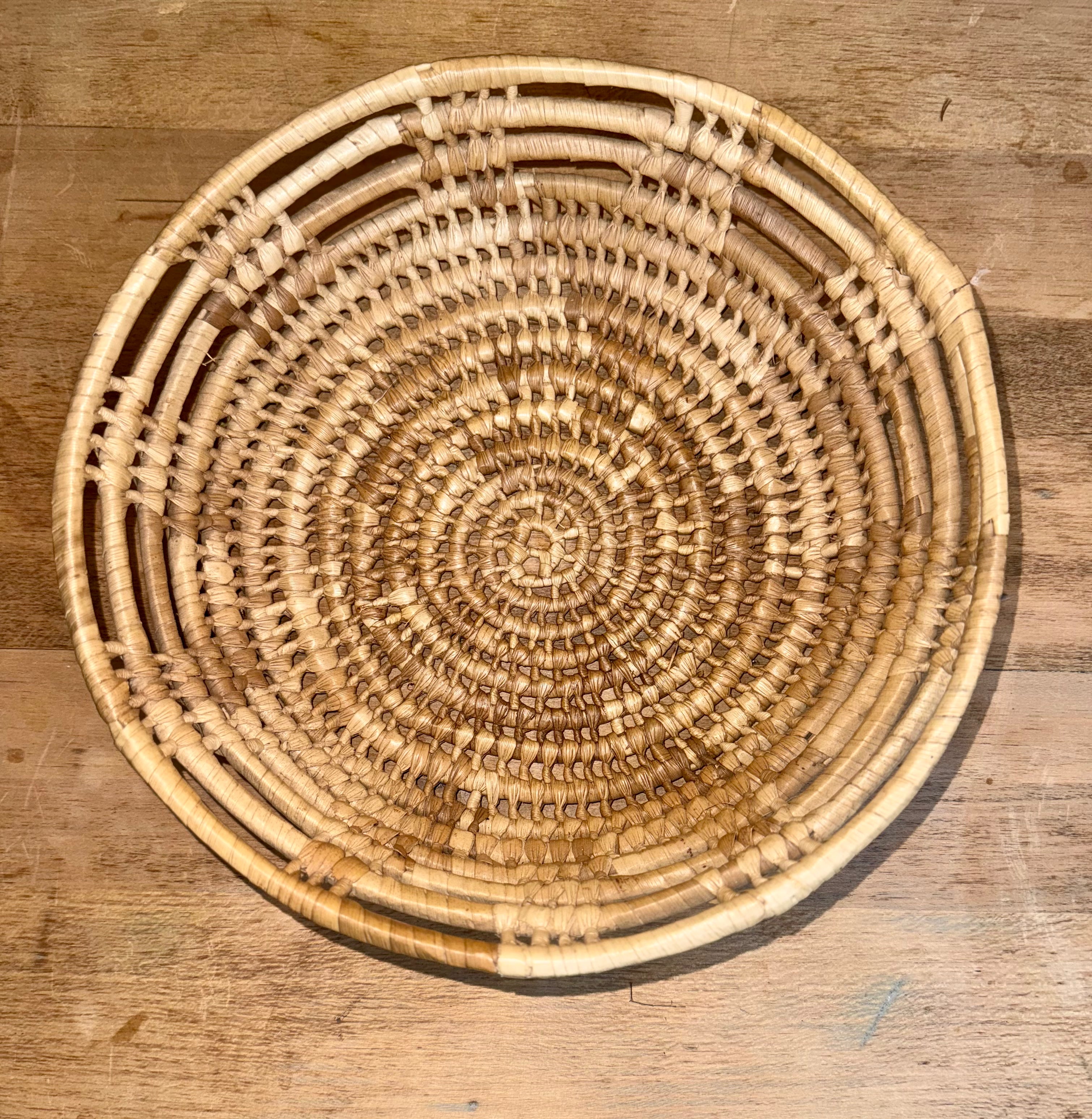 Handwoven Round Wicker Basket – Natural Decorative Bowl