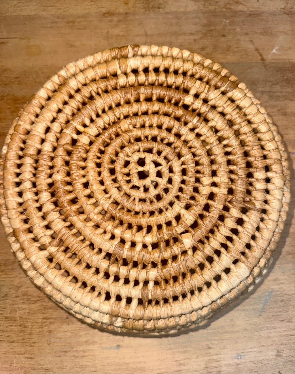 Handwoven Round Wicker Basket – Natural Decorative Bowl